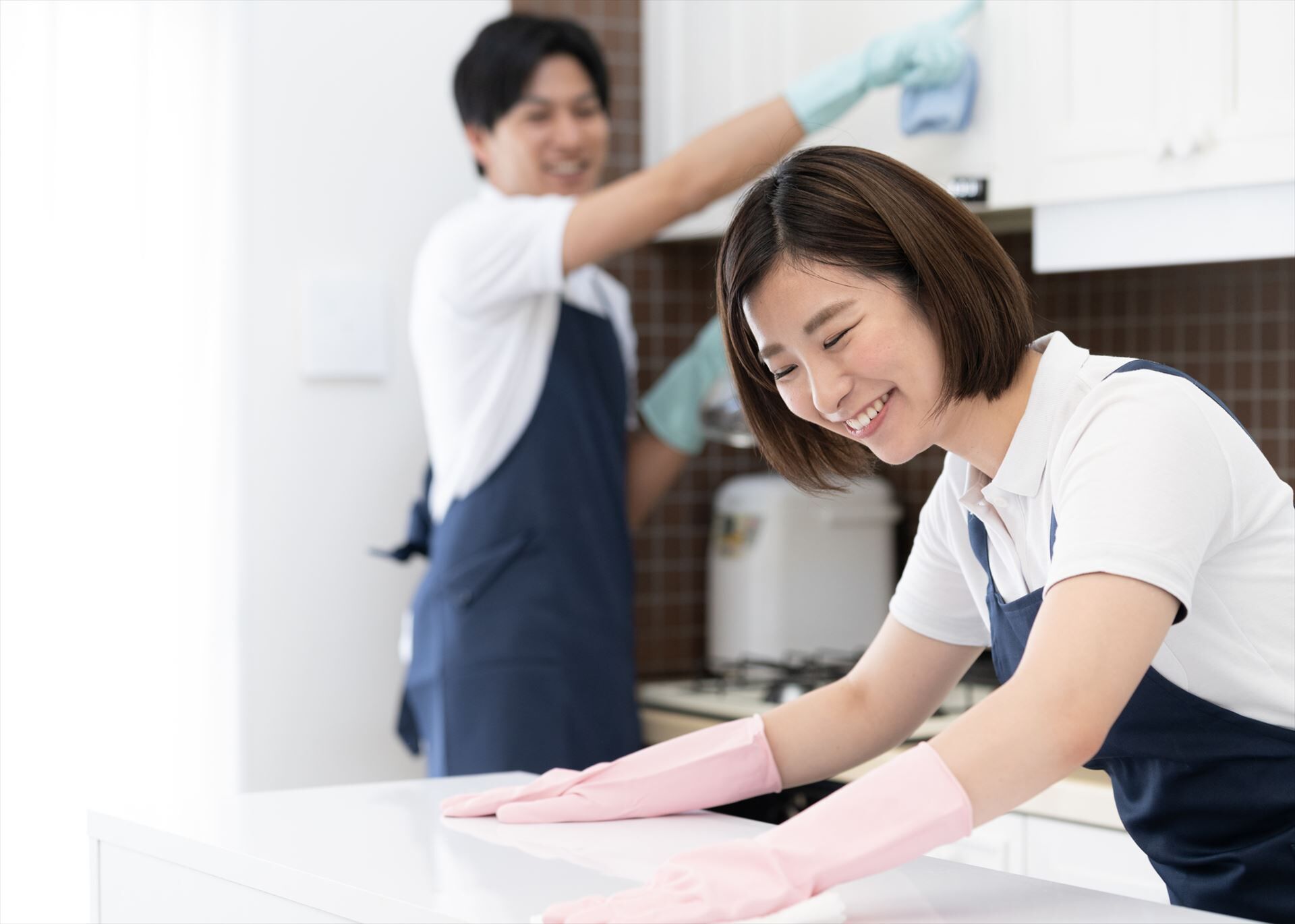 キッチンの掃除をするハウスクリーニングスタッフ